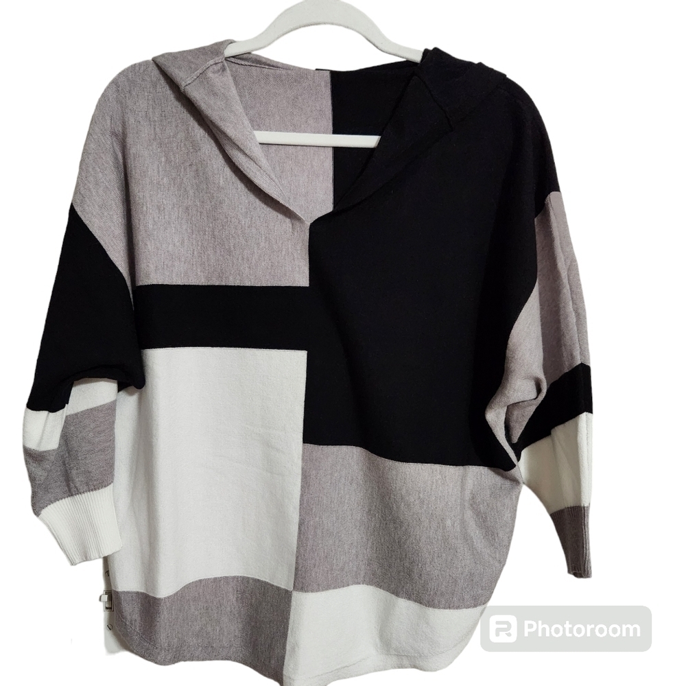 NWT Aaeda Sweater Colorblock grey, white, black, sz M